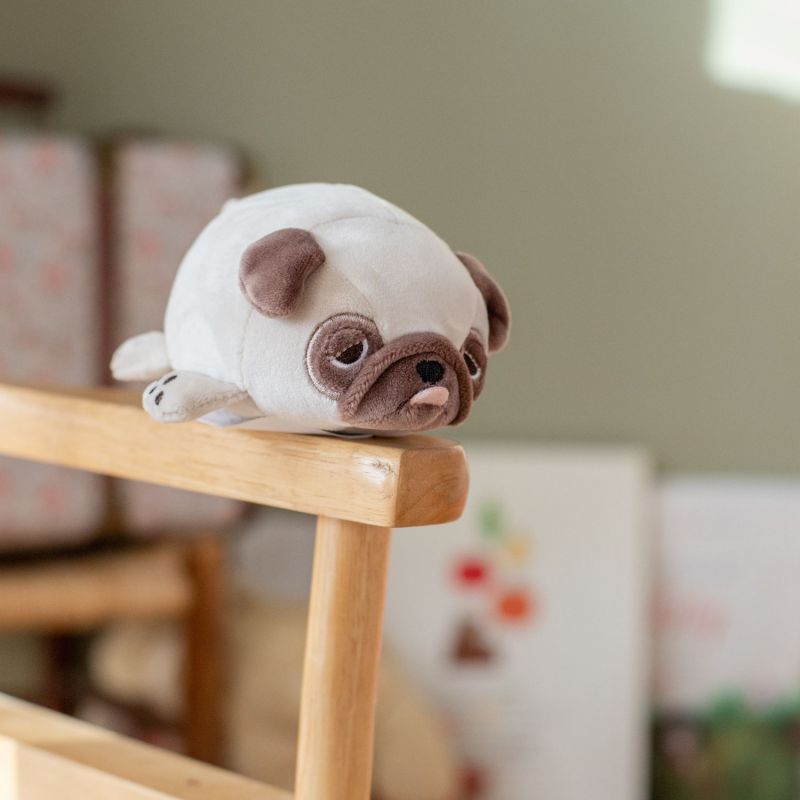 Image d'ambiance de présentation du produit Peluche Nemu Nemu Hana le Bulldog (27 cm) - Trousselier